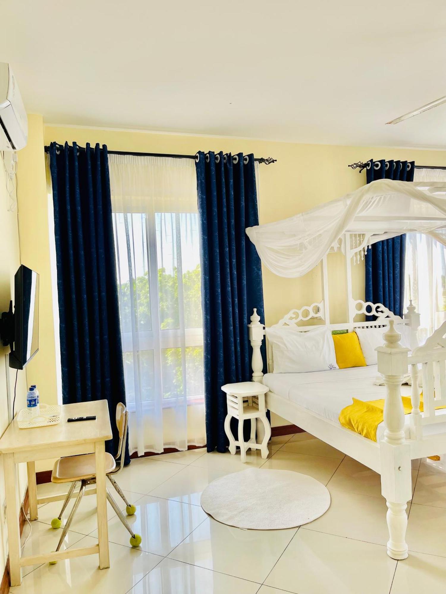 לינה וארוחת בוקר מומבסה Elna'S Nyali - Work & Unwind - Pool, Sea Views, Ac & Fast Wi-Fi מראה חיצוני תמונה